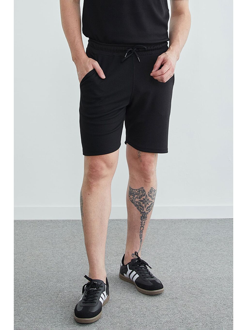 Siyah Beli Lastikli Fitilli Şort-1