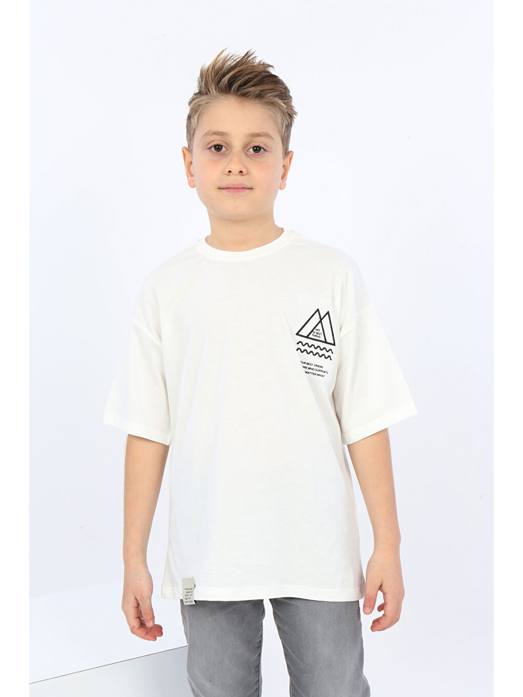 Ekru Erkek Çocuk Göğsü Üçgen Nakışlı Tişört