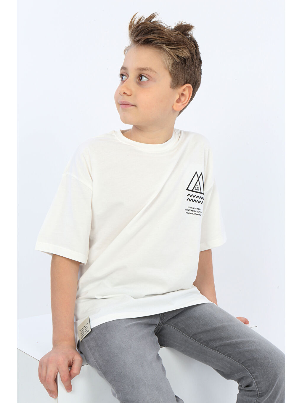 Ekru Erkek Çocuk Göğsü Üçgen Nakışlı Tişört-4