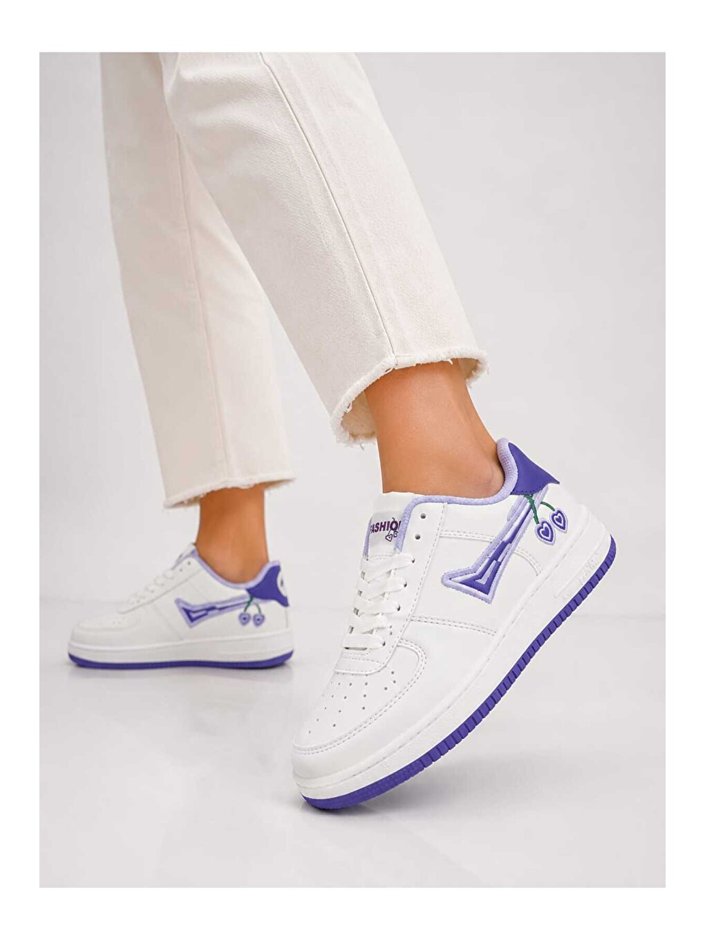 Beyaz Kadın Trend Kiraz İşlemeli Casual Sneaker, Nakış Detaylı Konforlu Günlük Ayakkabı-1