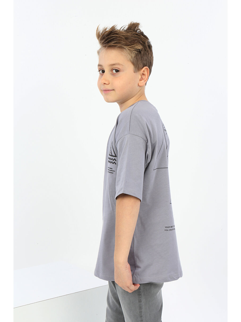 Gri Erkek Çocuk Göğsü Üçgen Nakışlı Tişört-1