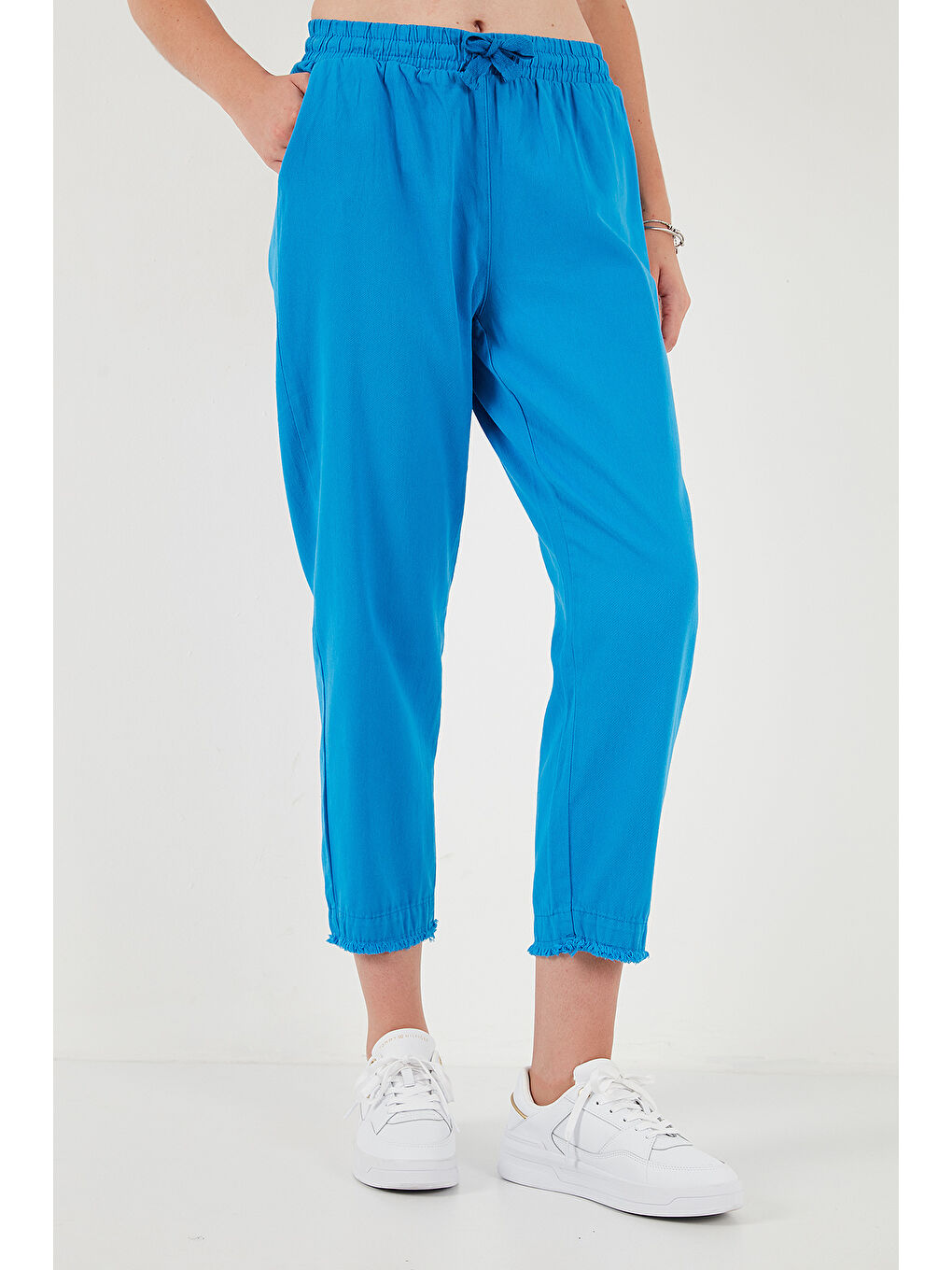 Mavi Pamuklu Normal Bel Regular Fit Düz Paça Kadın Pantolon 668YP42282S4-1