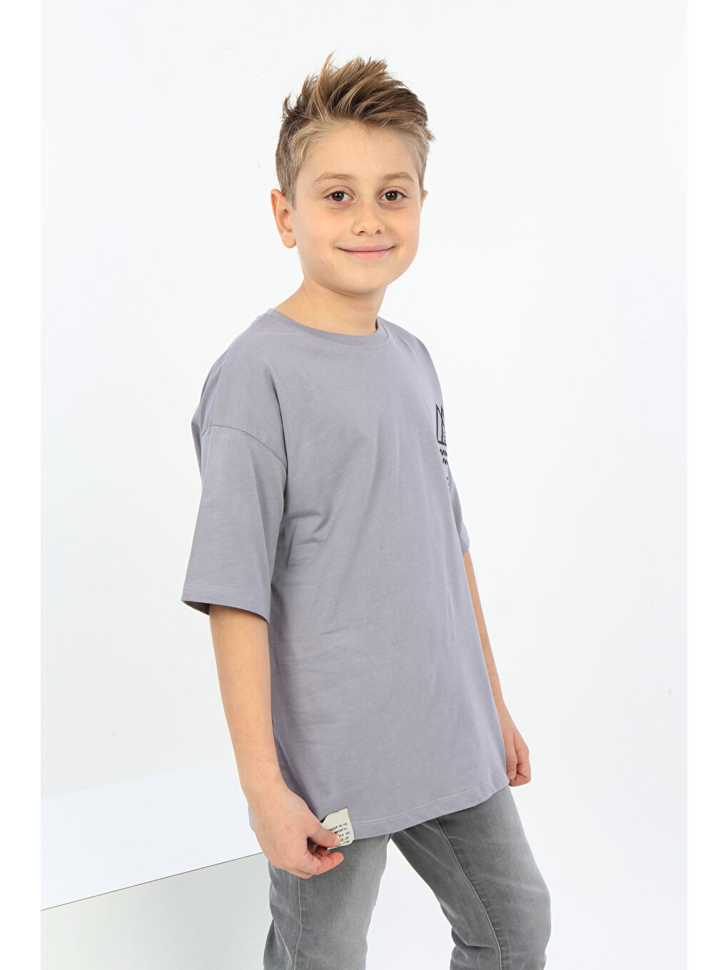 Gri Erkek Çocuk Göğsü Üçgen Nakışlı Tişört-2