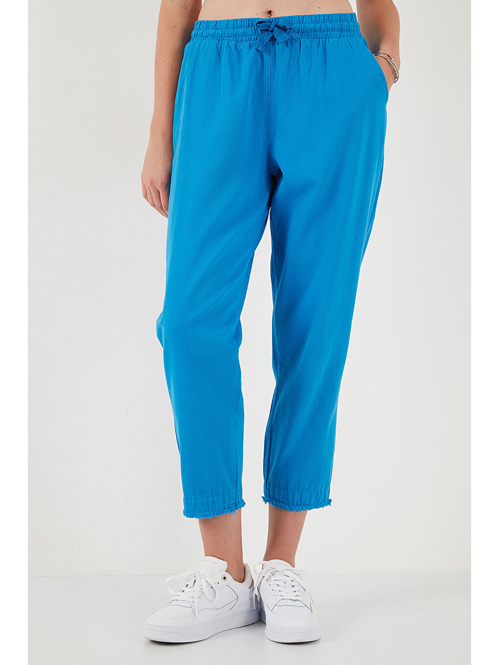 Mavi Pamuklu Normal Bel Regular Fit Düz Paça Kadın Pantolon 668YP42282S4-2