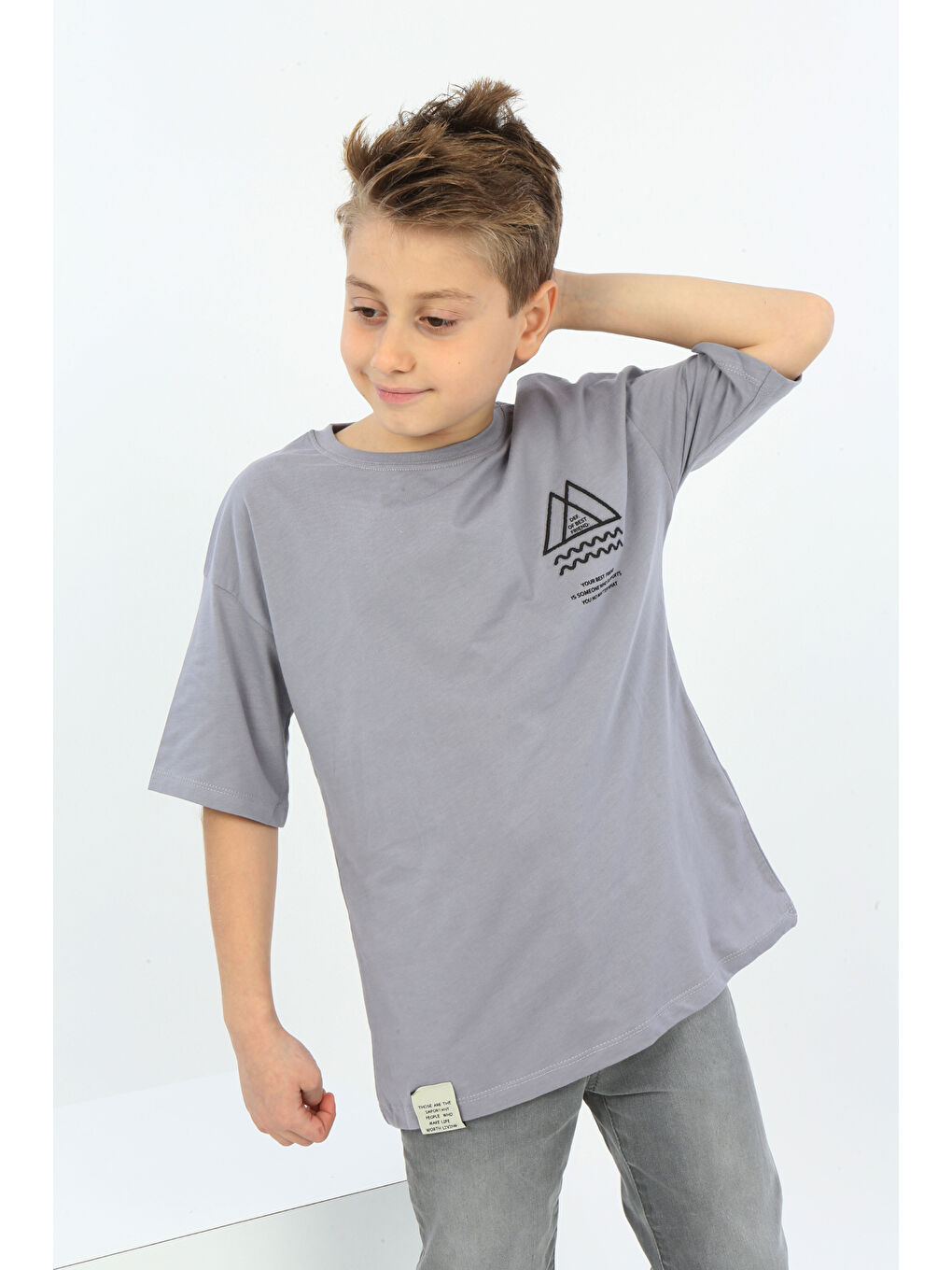 Gri Erkek Çocuk Göğsü Üçgen Nakışlı Tişört-3