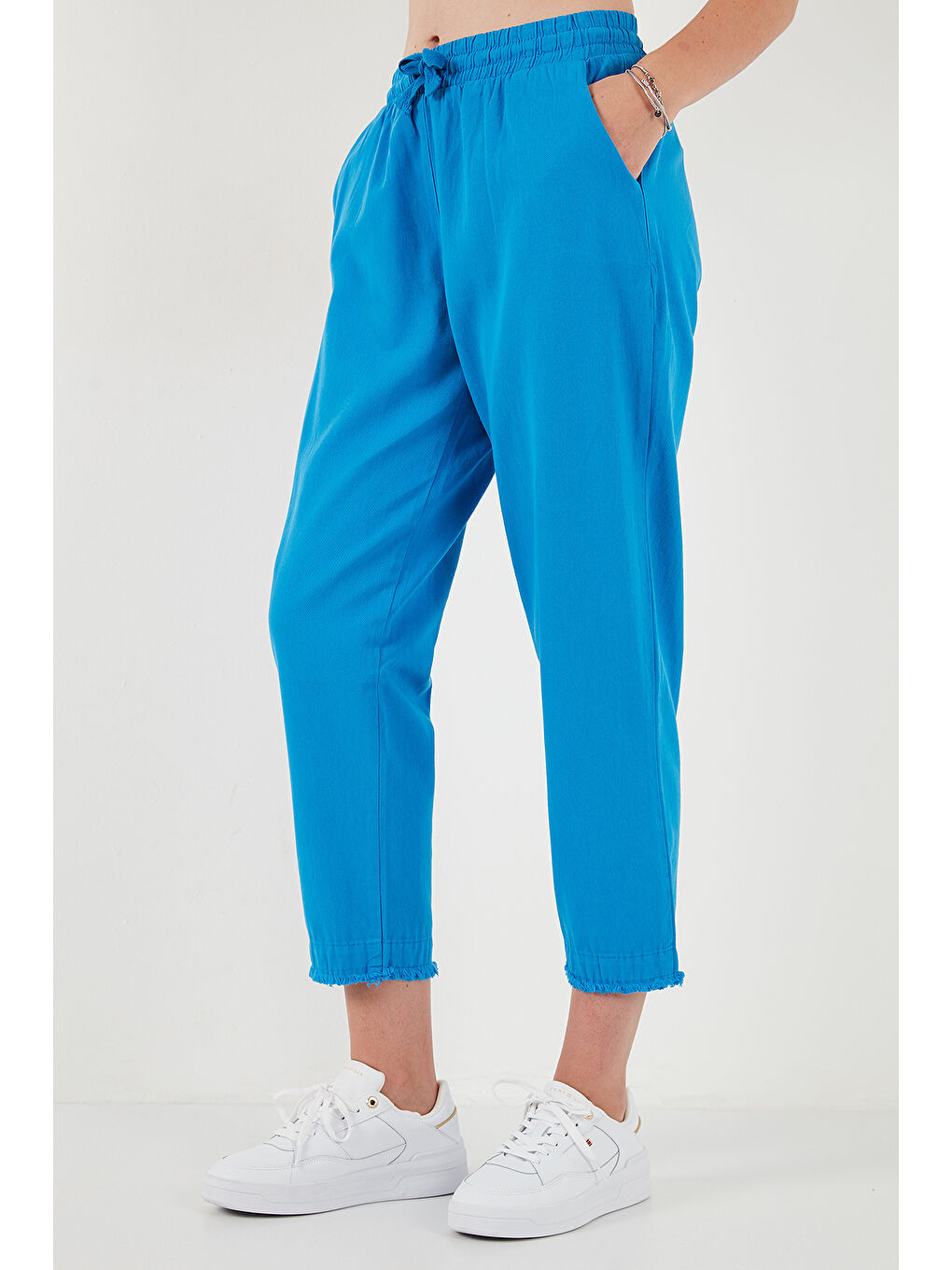 Mavi Pamuklu Normal Bel Regular Fit Düz Paça Kadın Pantolon 668YP42282S4-3