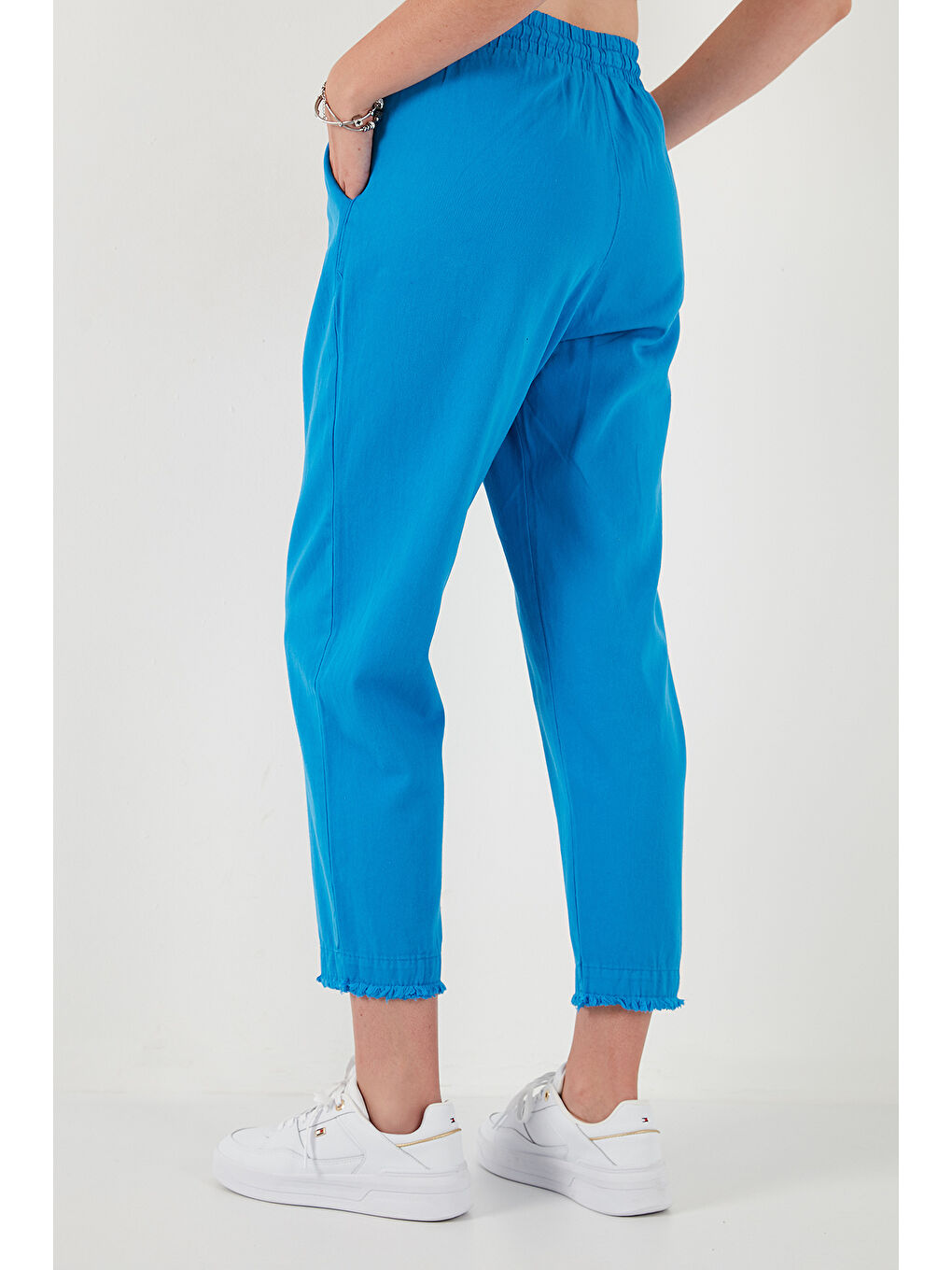 Mavi Pamuklu Normal Bel Regular Fit Düz Paça Kadın Pantolon 668YP42282S4-5