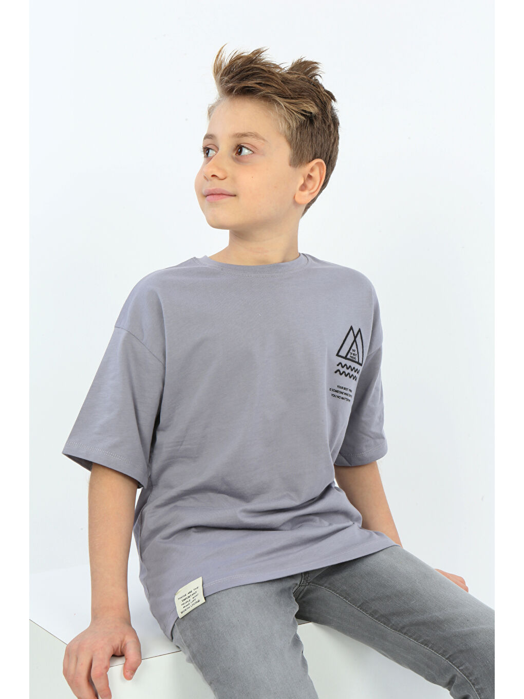 Gri Erkek Çocuk Göğsü Üçgen Nakışlı Tişört-5