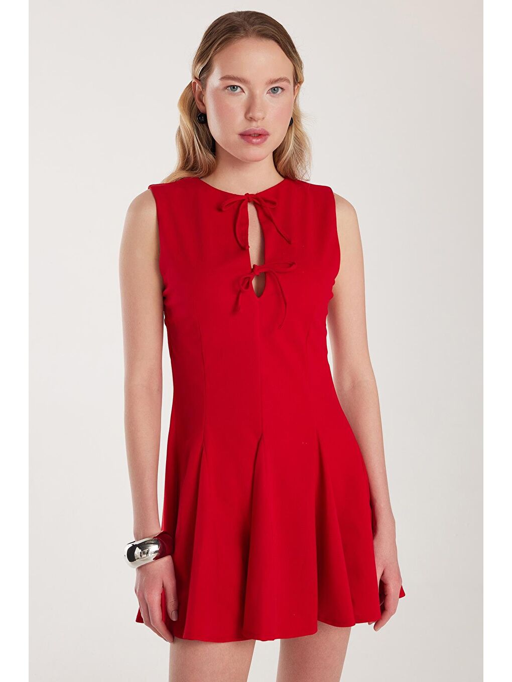 Kadın Regular Fit Klasik Kesim Boyun Bağlama Detaylı Mini Kırmızı Elbise-1