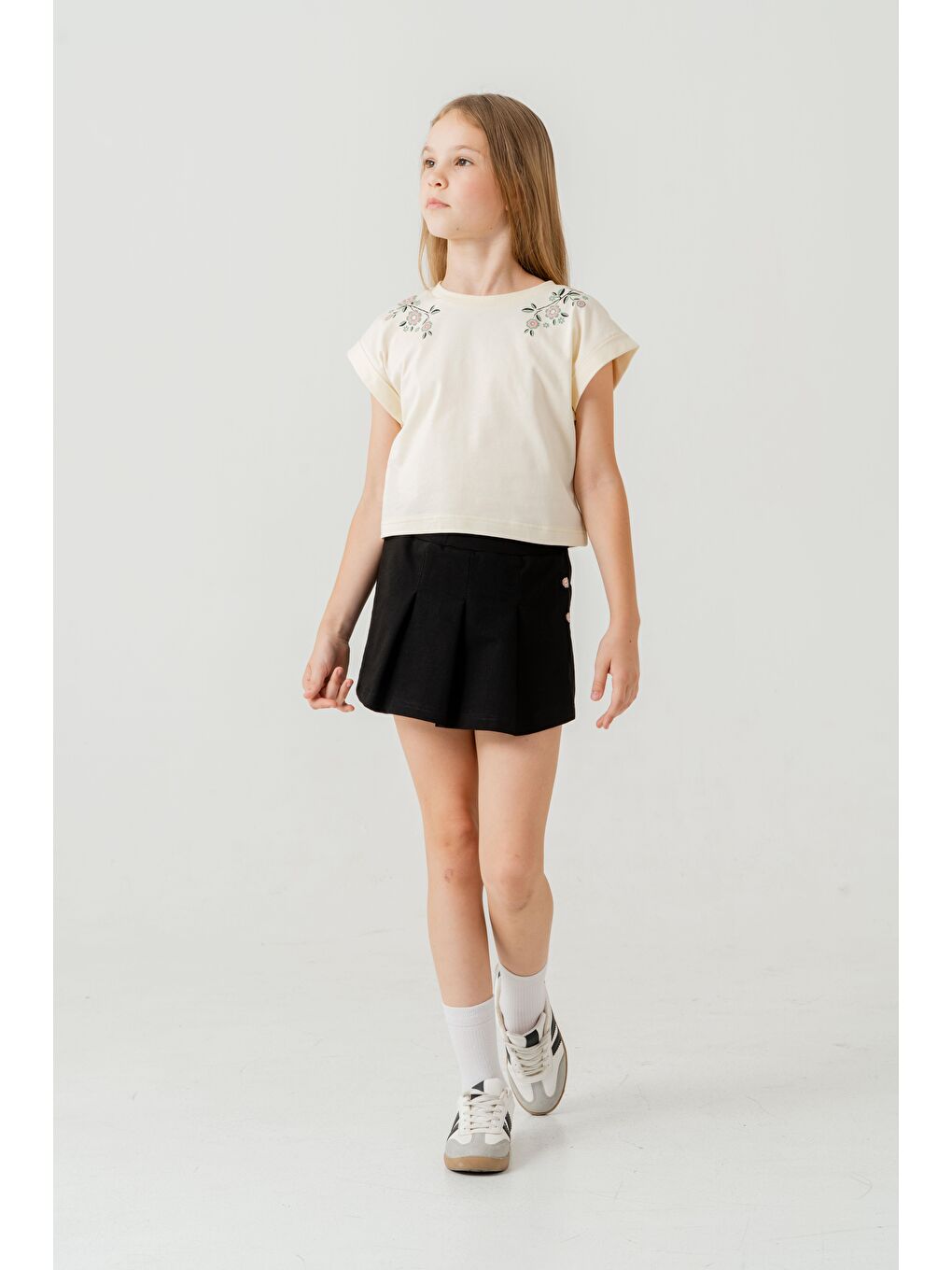 Siyah Baskılı Alt Pileli Nakışlı Kız Çocuk Şort - Tişört Takımı-1