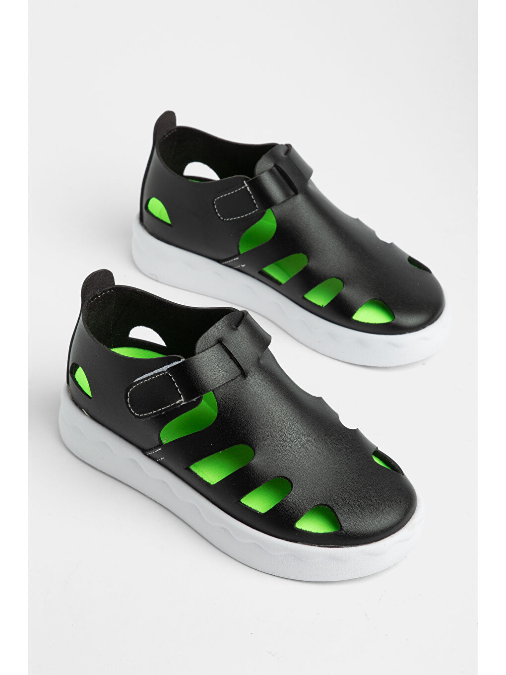 Çocuk Unisex Siyah Hafif Tabanlı Rahat Cırtlı Sandalet