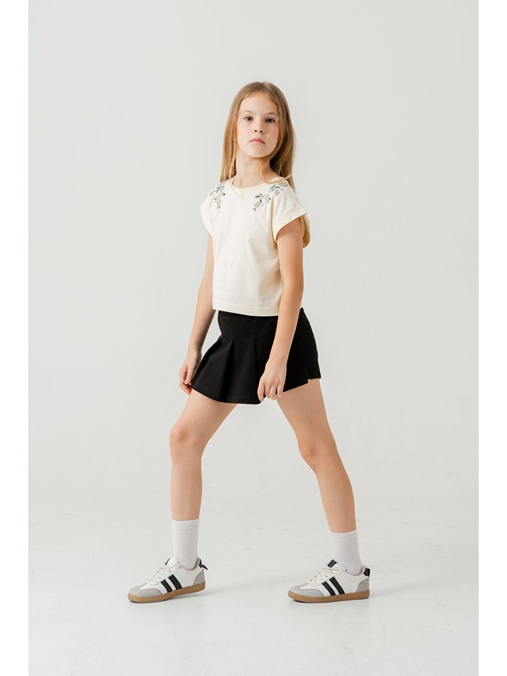 Siyah Baskılı Alt Pileli Nakışlı Kız Çocuk Şort - Tişört Takımı-4