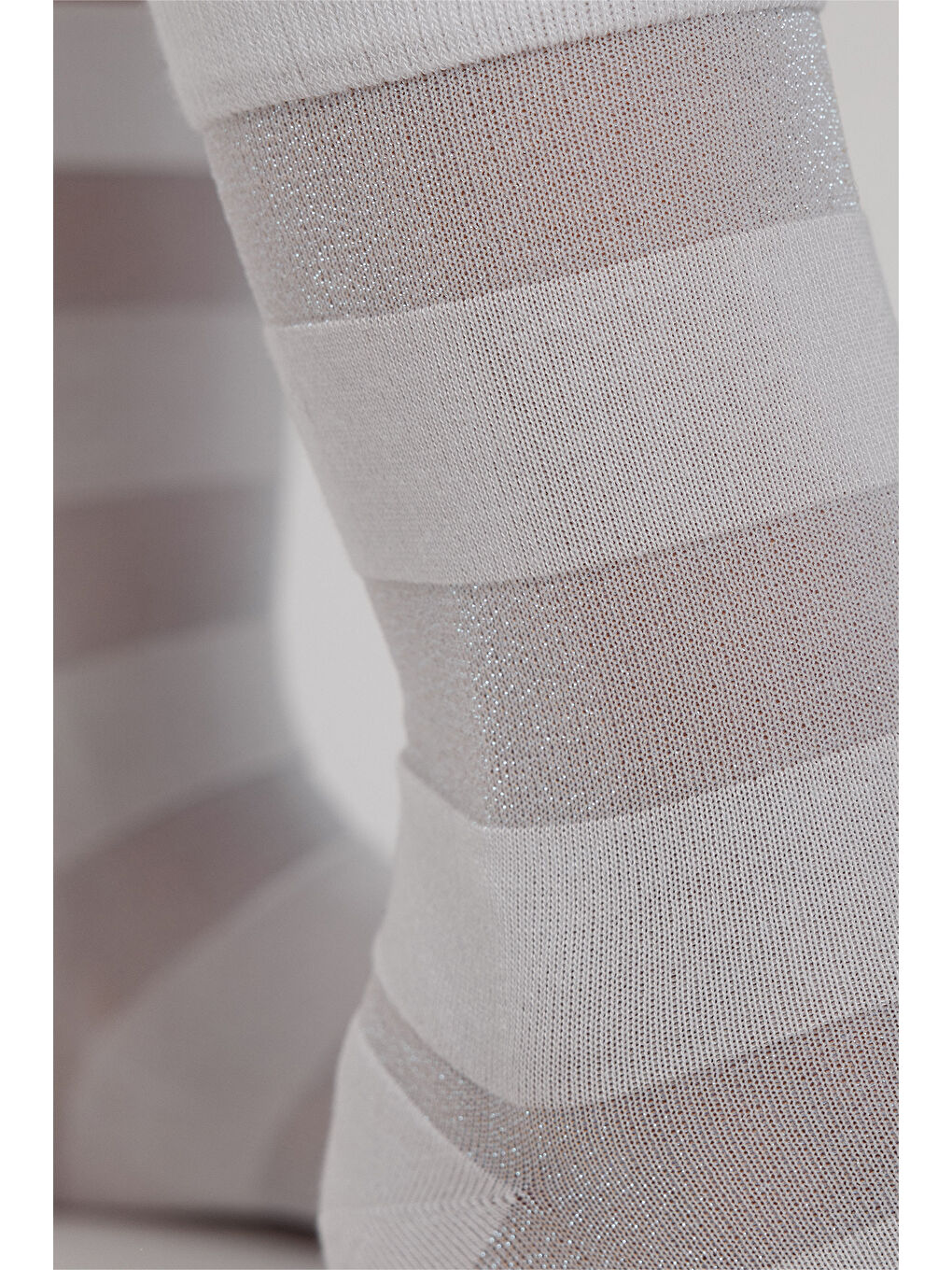 Sim ve Modal Karışımlı Çizgili Dikişsiz Beyaz Simli Kadın Soket Çorap-2