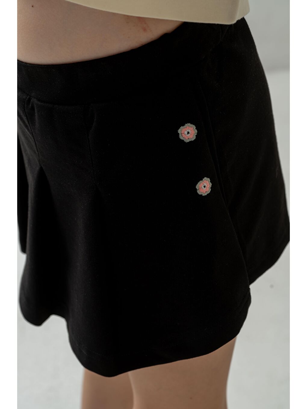 Siyah Baskılı Alt Pileli Nakışlı Kız Çocuk Şort - Tişört Takımı-5