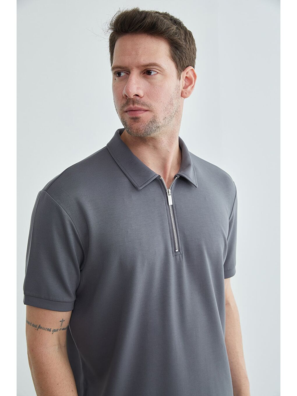 Gri Yarım Fermuarlı Polo Yaka Tişört-4