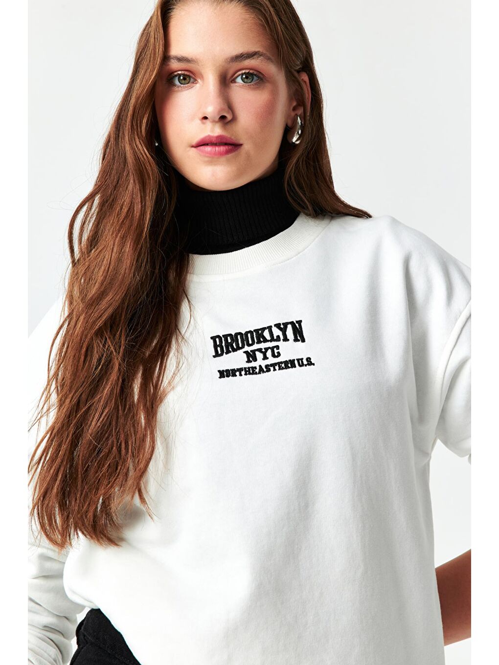 it's basic Beyaz Kadın Ekru Renk Brooklyn Nakışlı Oversize Üç İplik Sweatshirt - 1