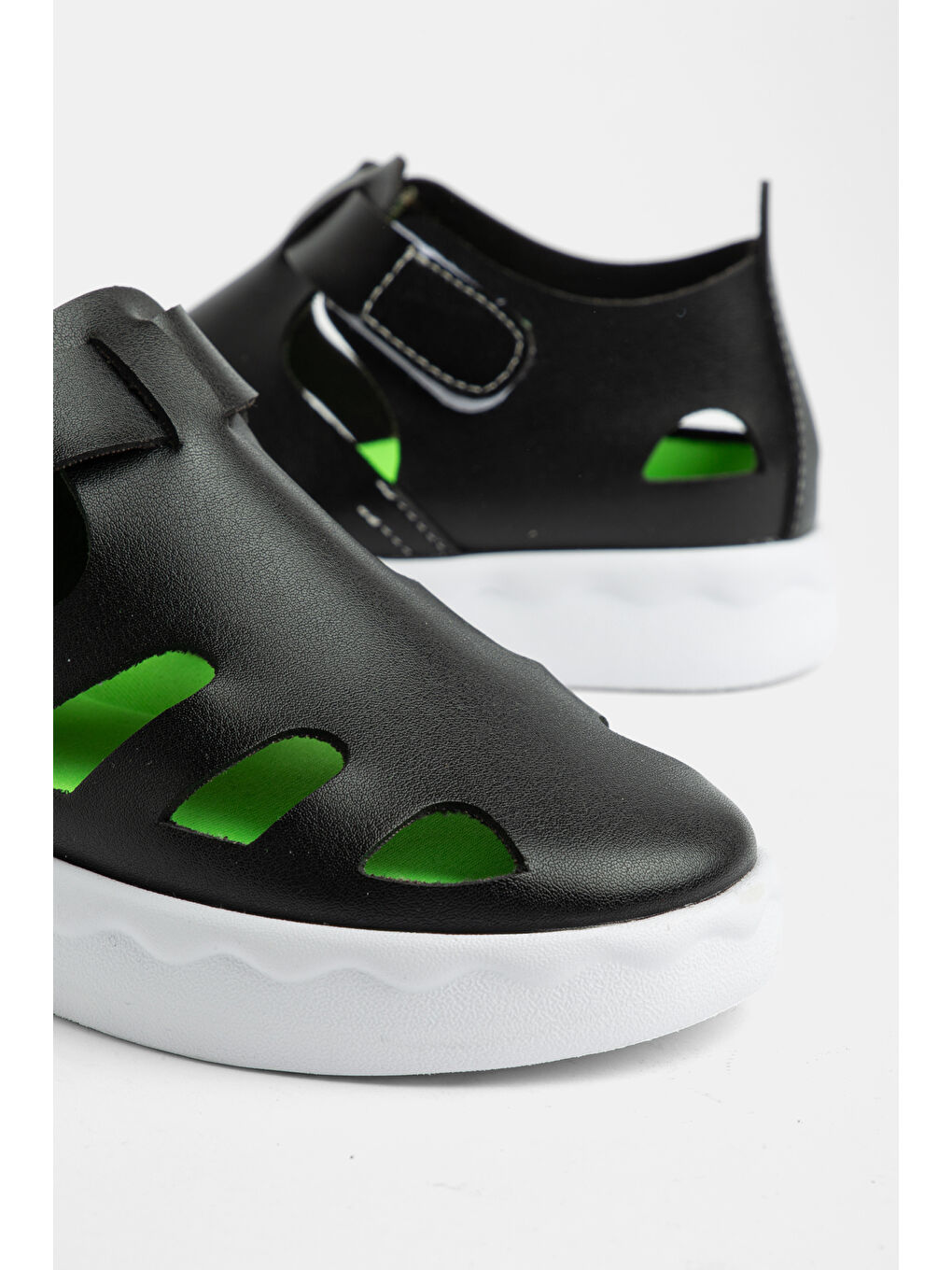Çocuk Unisex Siyah Hafif Tabanlı Rahat Cırtlı Sandalet-3