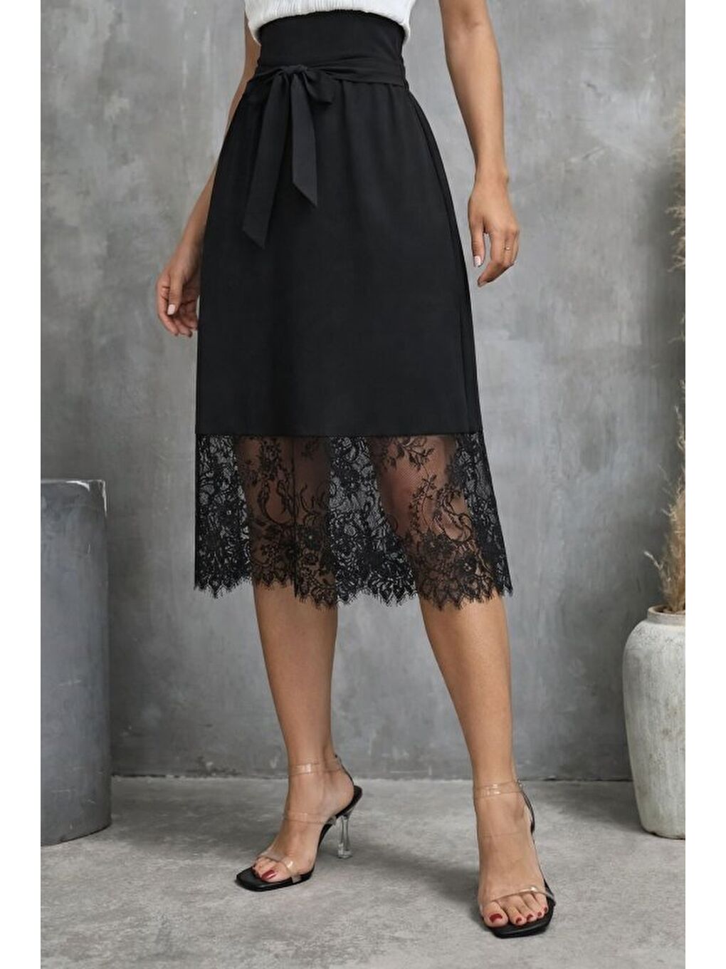 Siyah Kadın Askılı V Yakalı Dantelli Midi Viskon Elbise-1