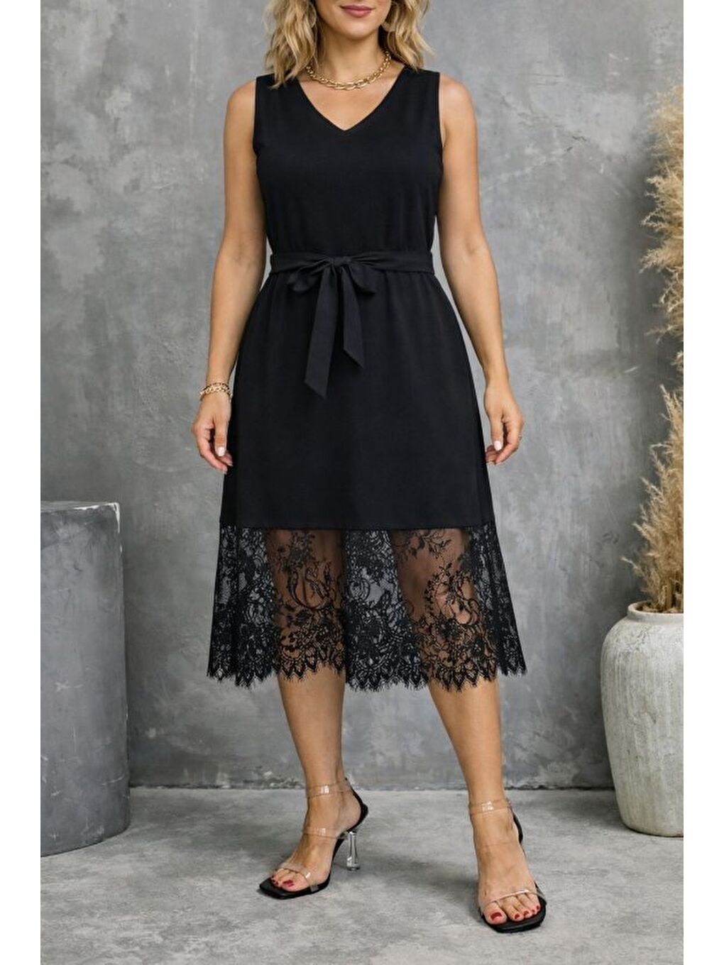 Siyah Kadın Askılı V Yakalı Dantelli Midi Viskon Elbise