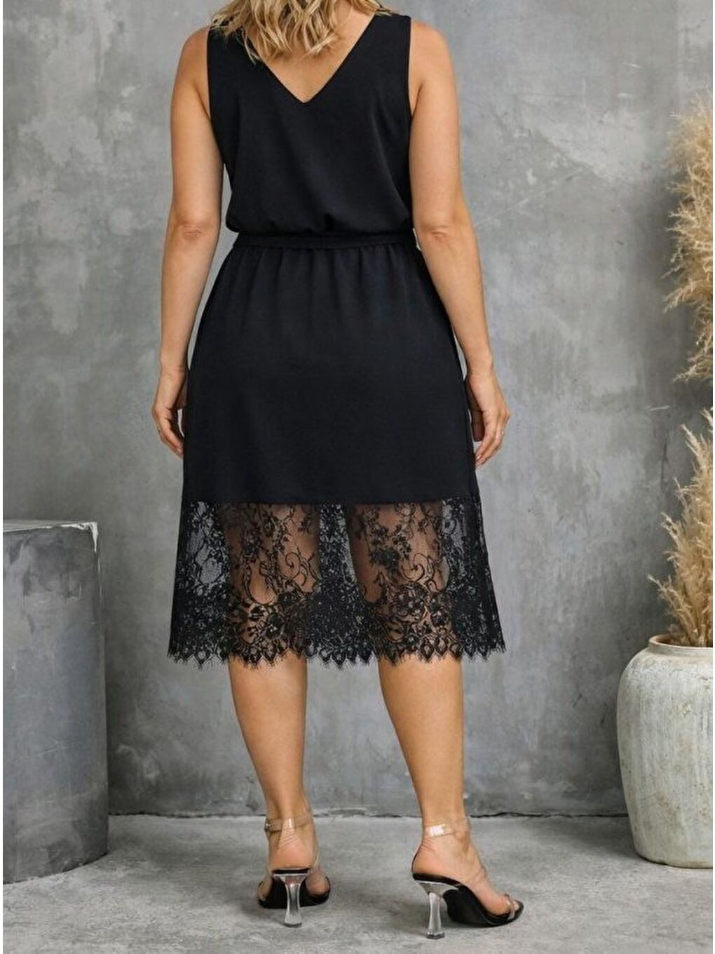 Siyah Kadın Askılı V Yakalı Dantelli Midi Viskon Elbise-3