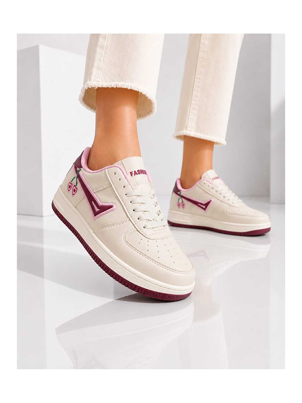 Bej Kadın Trend Kiraz İşlemeli Casual Sneaker, Nakış Detaylı Konforlu Günlük Ayakkabı