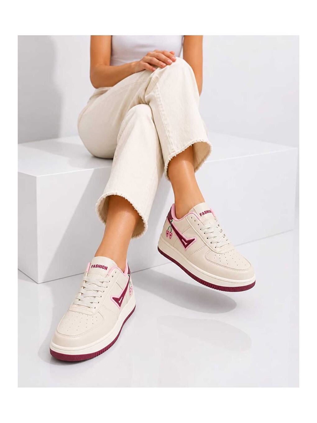 Bej Kadın Trend Kiraz İşlemeli Casual Sneaker, Nakış Detaylı Konforlu Günlük Ayakkabı-1