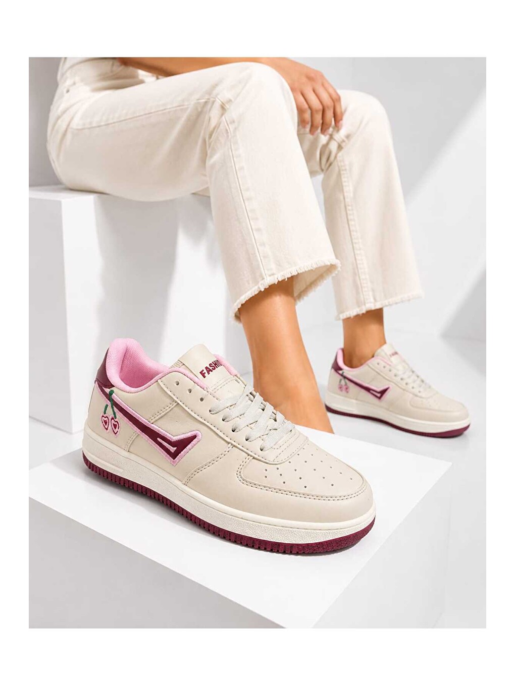Bej Kadın Trend Kiraz İşlemeli Casual Sneaker, Nakış Detaylı Konforlu Günlük Ayakkabı-2