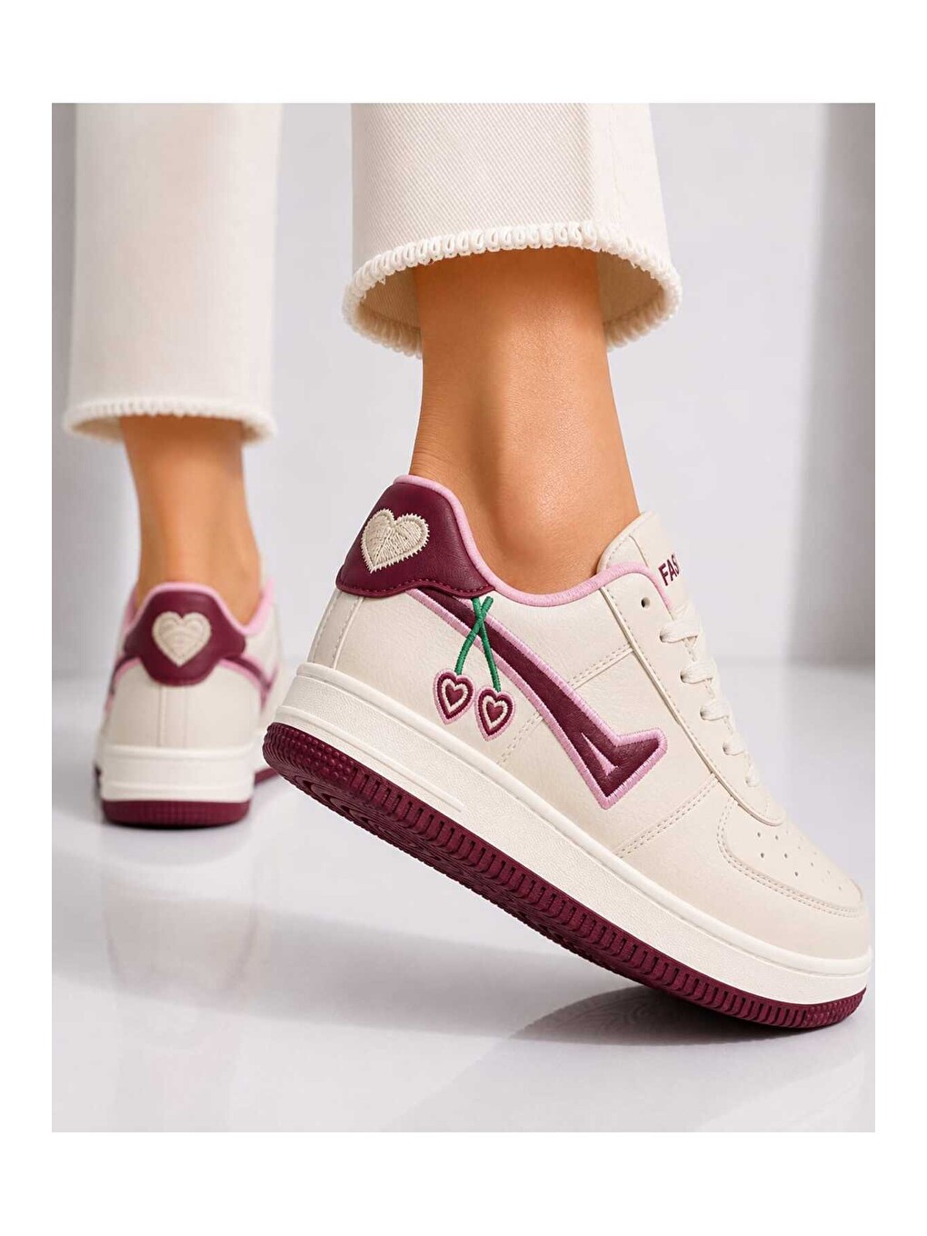 Bej Kadın Trend Kiraz İşlemeli Casual Sneaker, Nakış Detaylı Konforlu Günlük Ayakkabı-3