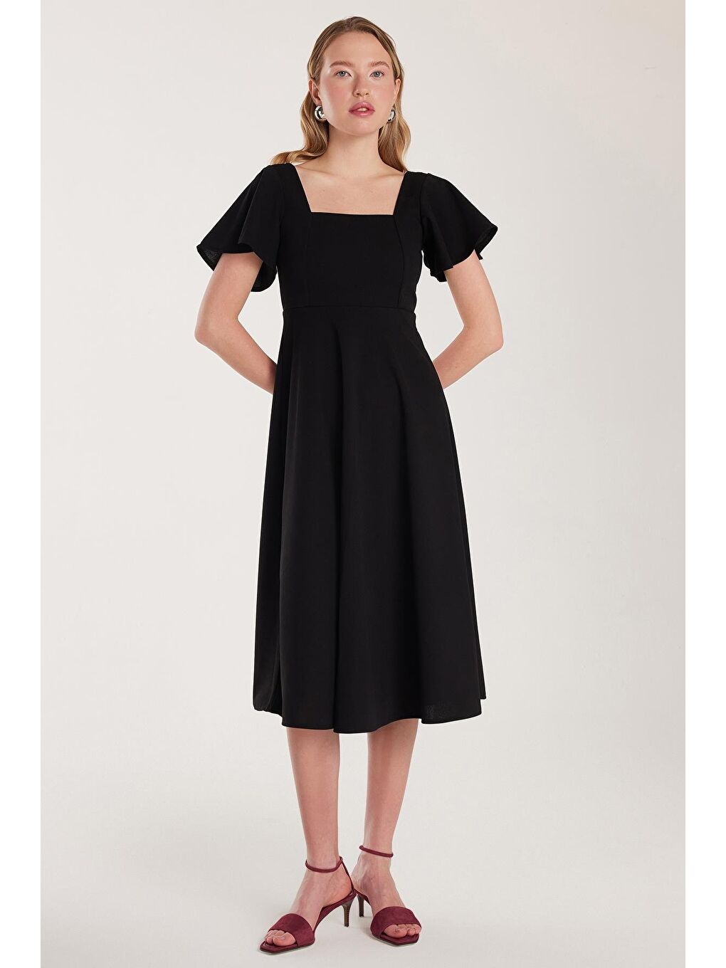 Kadın Standart Fit Normal Kesim U Yaka Pileli Midi Siyah Elbise