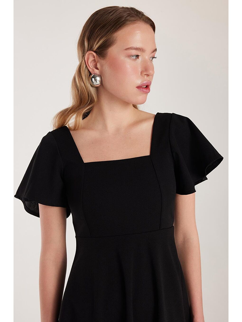 Kadın Standart Fit Normal Kesim U Yaka Pileli Midi Siyah Elbise-1