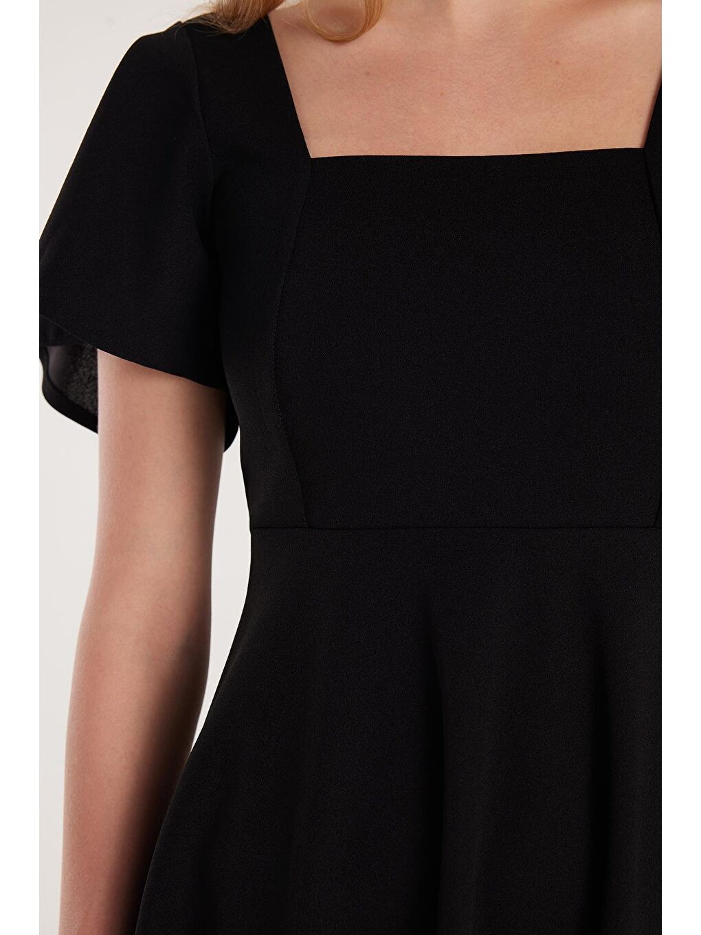 Kadın Standart Fit Normal Kesim U Yaka Pileli Midi Siyah Elbise-2