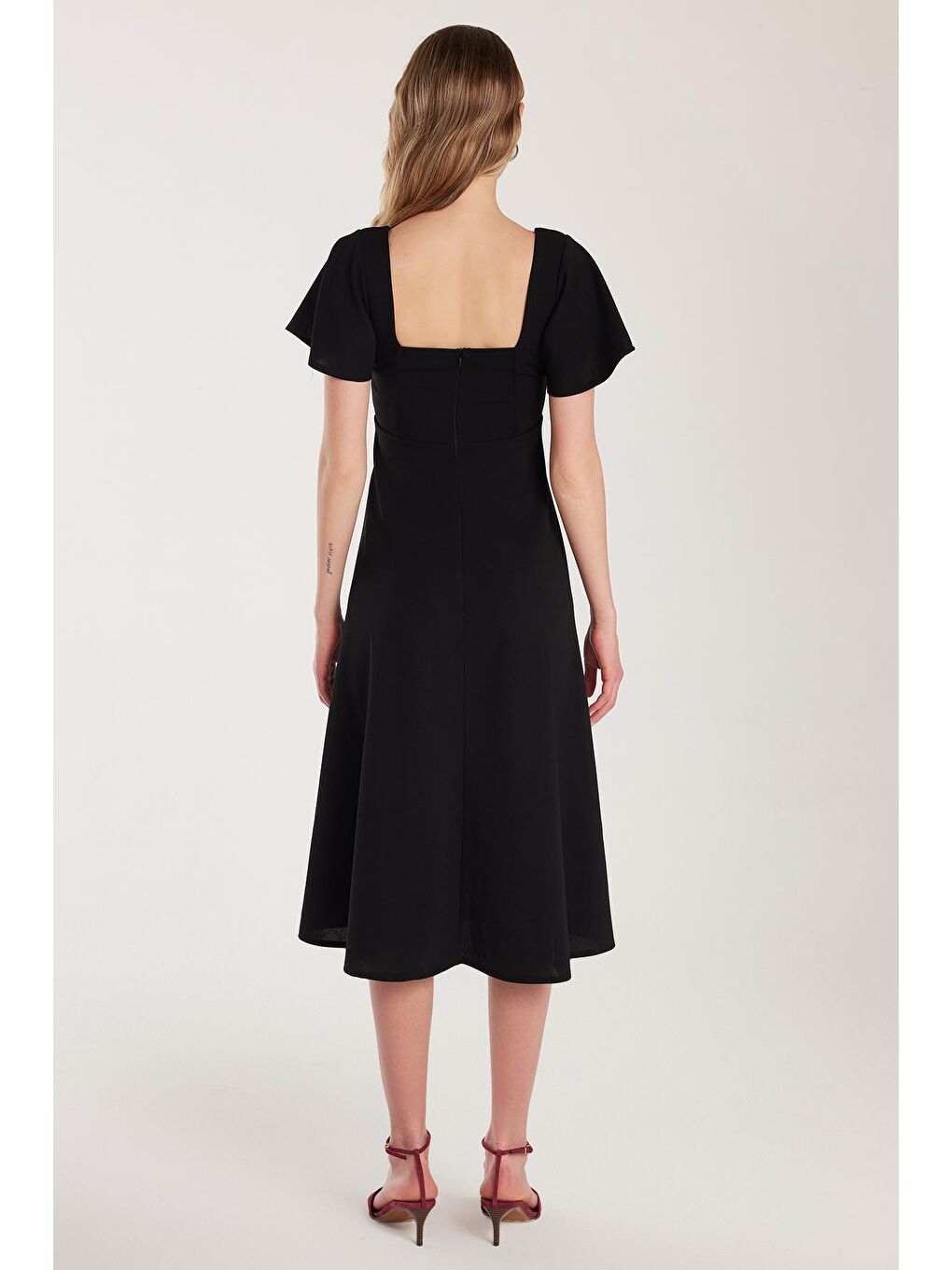 Kadın Standart Fit Normal Kesim U Yaka Pileli Midi Siyah Elbise-4