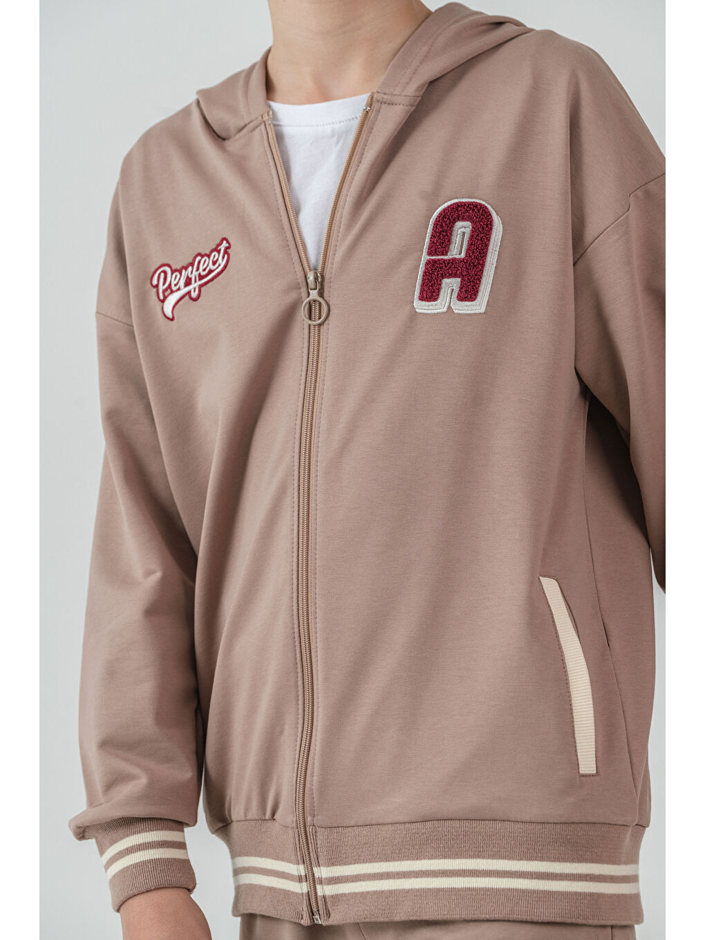 Bej Ust Onler Süzene Nakışlı Çizgili Ribanalı Alt Nakışlı Erkek Çocuk Kolej Eşofman Takımı-4