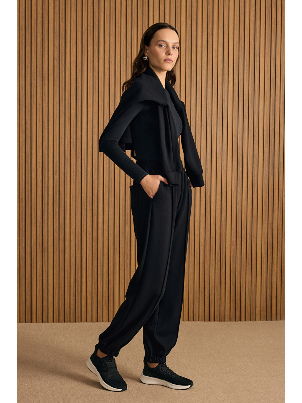 Siyah Beli ve Paçası Lastikli Viscon Örme Pantolon