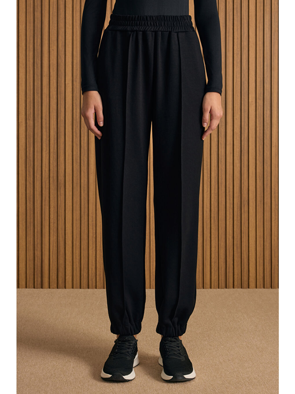 Siyah Beli ve Paçası Lastikli Viscon Örme Pantolon-1