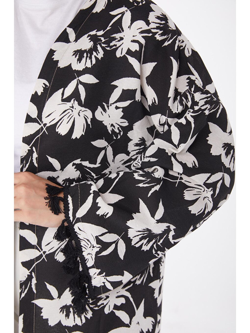 Orta Kadın Siyah Püsküllü Kimono - 13217-4