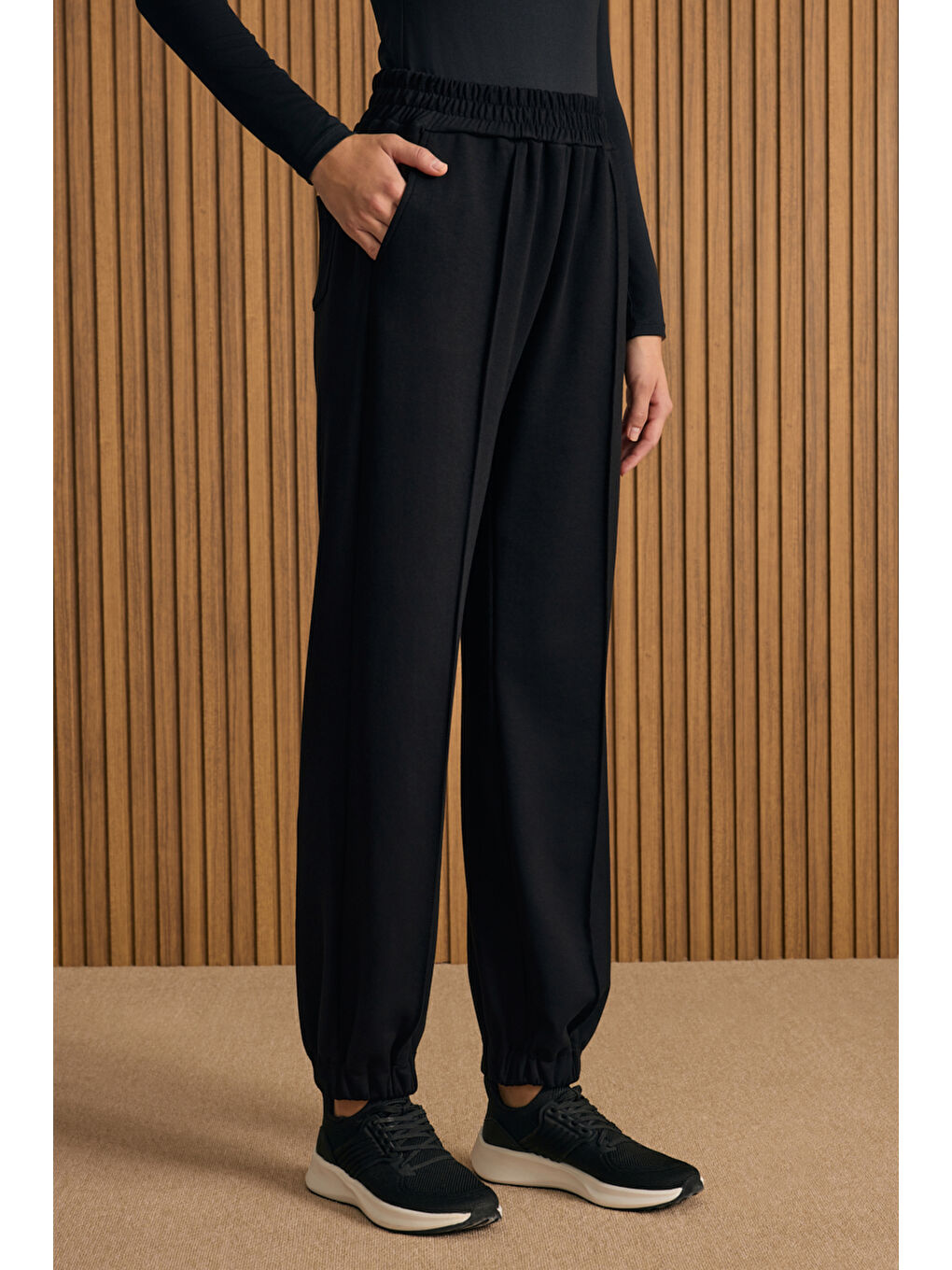 Siyah Beli ve Paçası Lastikli Viscon Örme Pantolon-2