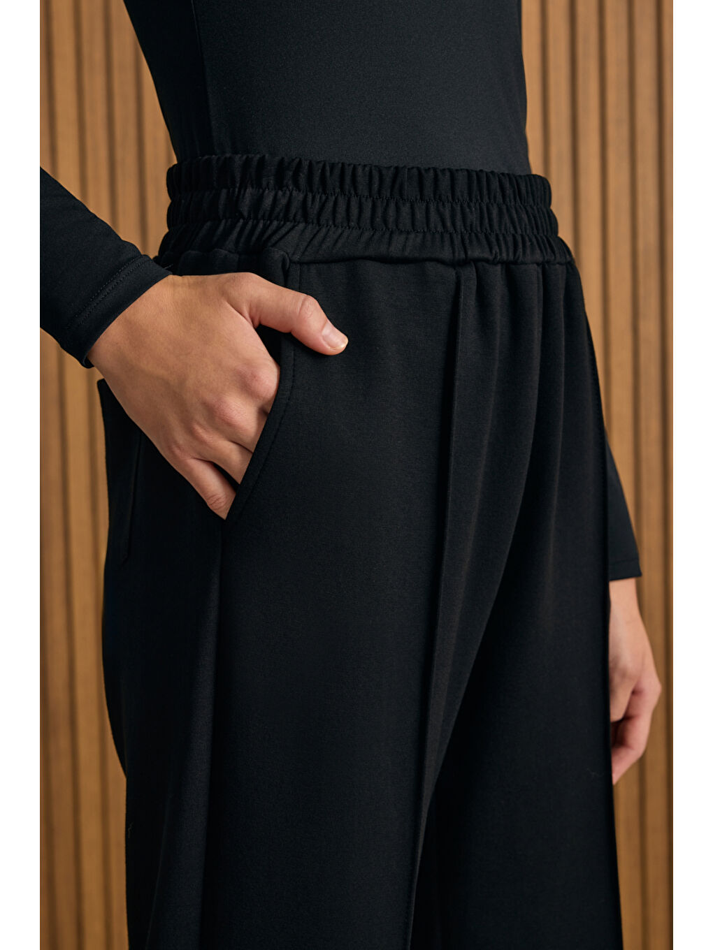 Siyah Beli ve Paçası Lastikli Viscon Örme Pantolon-3