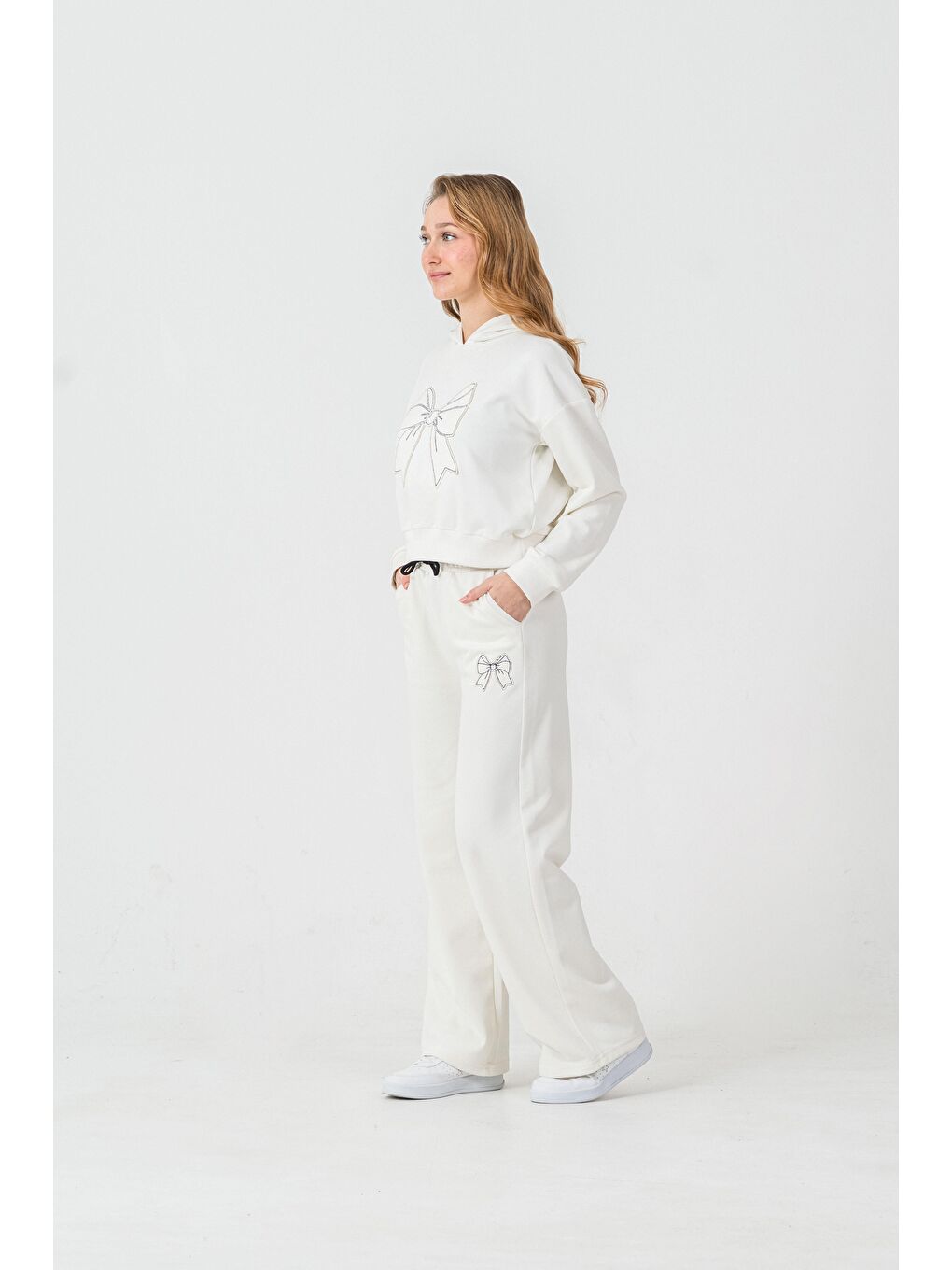Beyaz Kapüşonlu Ön Ve Alt Aplikeli Nakışlı Kız Çocuk Eşofman Takımı-1
