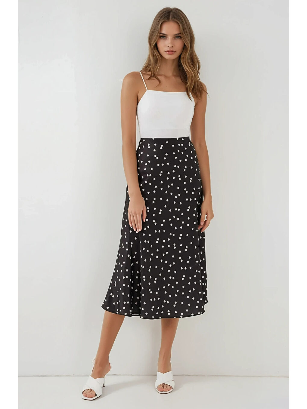 Kadın Puantiyeli Siyah Saten Yüzeyli Beli Lastikli Midi Boy Etek Hzl23S-BD1101471-1