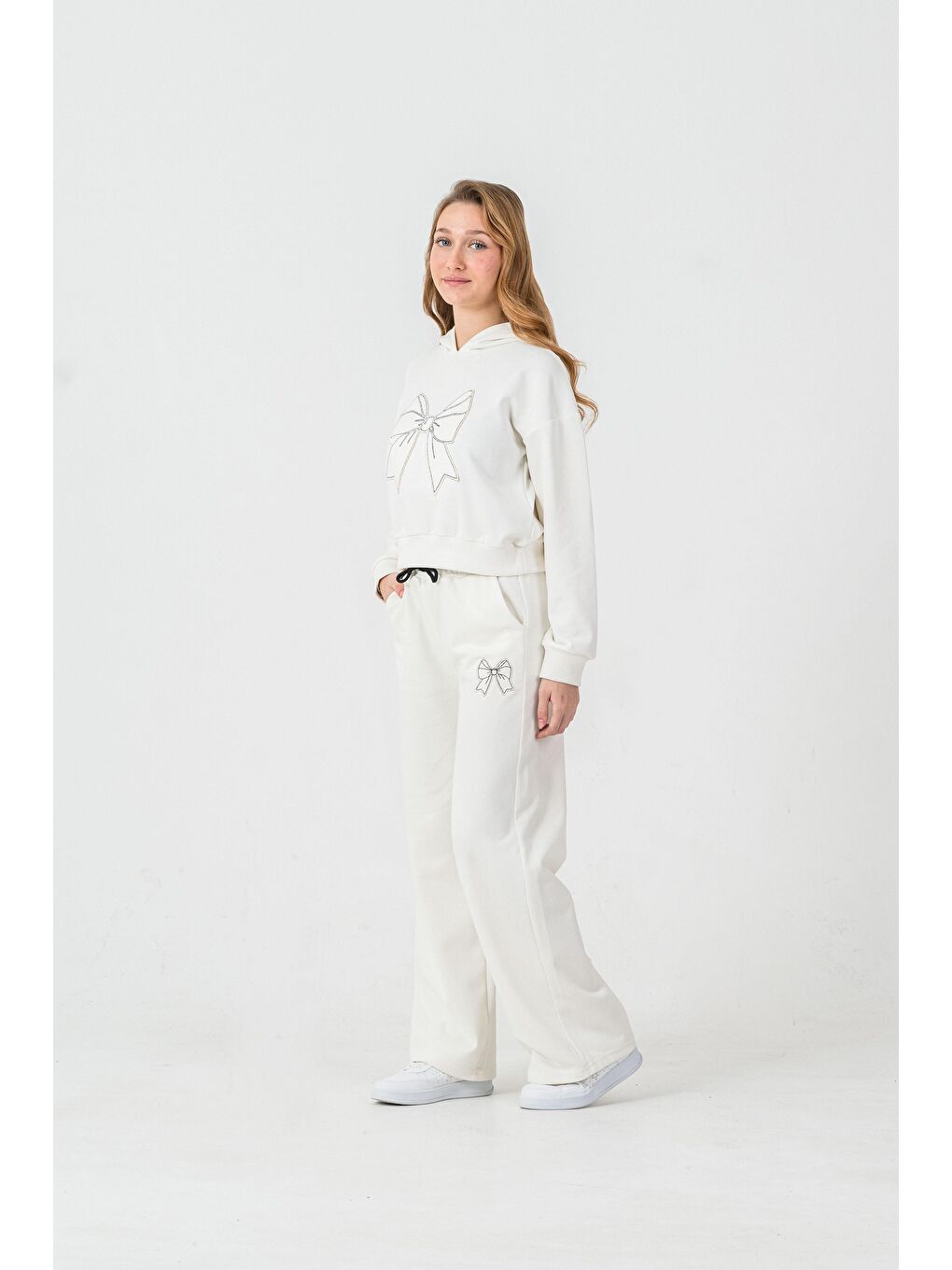 Beyaz Kapüşonlu Ön Ve Alt Aplikeli Nakışlı Kız Çocuk Eşofman Takımı-2