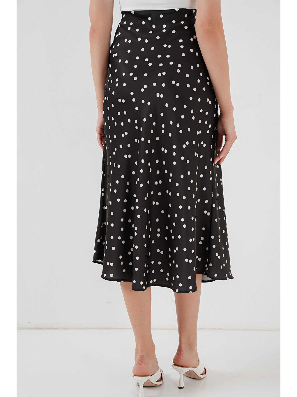 Kadın Puantiyeli Siyah Saten Yüzeyli Beli Lastikli Midi Boy Etek Hzl23S-BD1101471-2