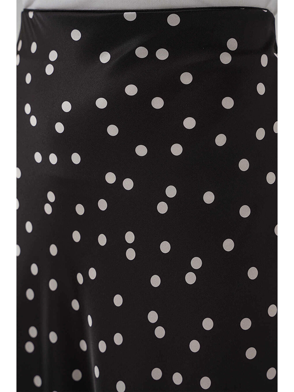 Kadın Puantiyeli Siyah Saten Yüzeyli Beli Lastikli Midi Boy Etek Hzl23S-BD1101471-3