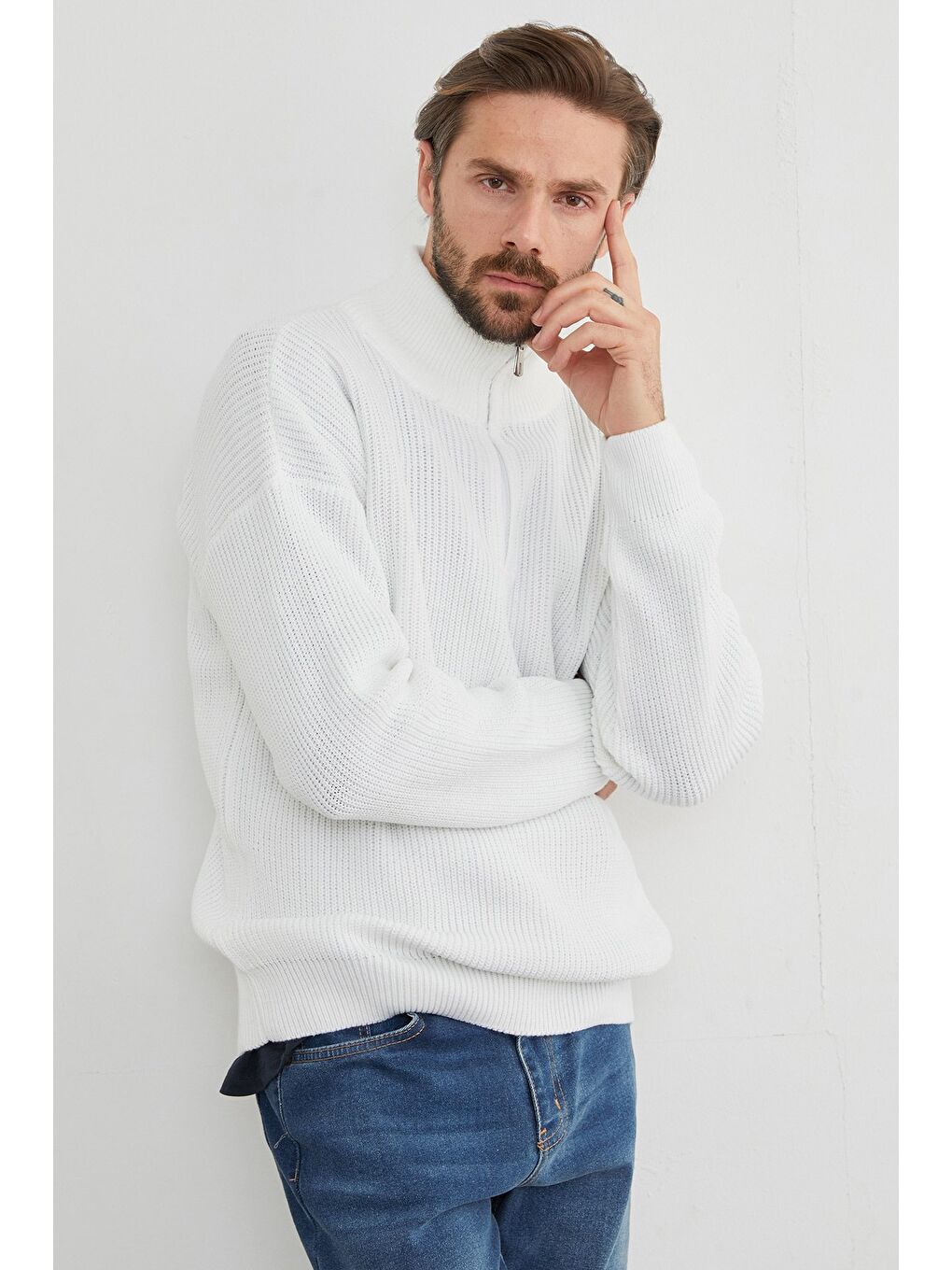 Beyaz Yarım Fermuarlı Dik Yaka Kazak-1