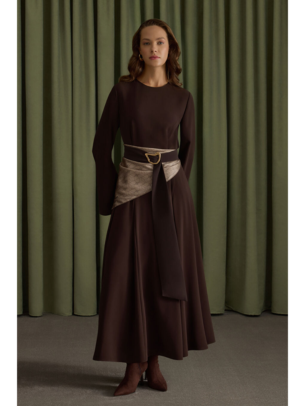 Kahverengi Metal Tokalı Krep Elbise-1