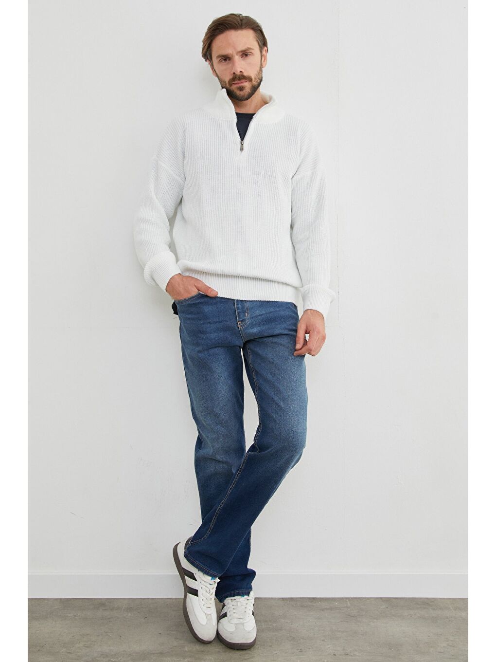 Beyaz Yarım Fermuarlı Dik Yaka Kazak-2