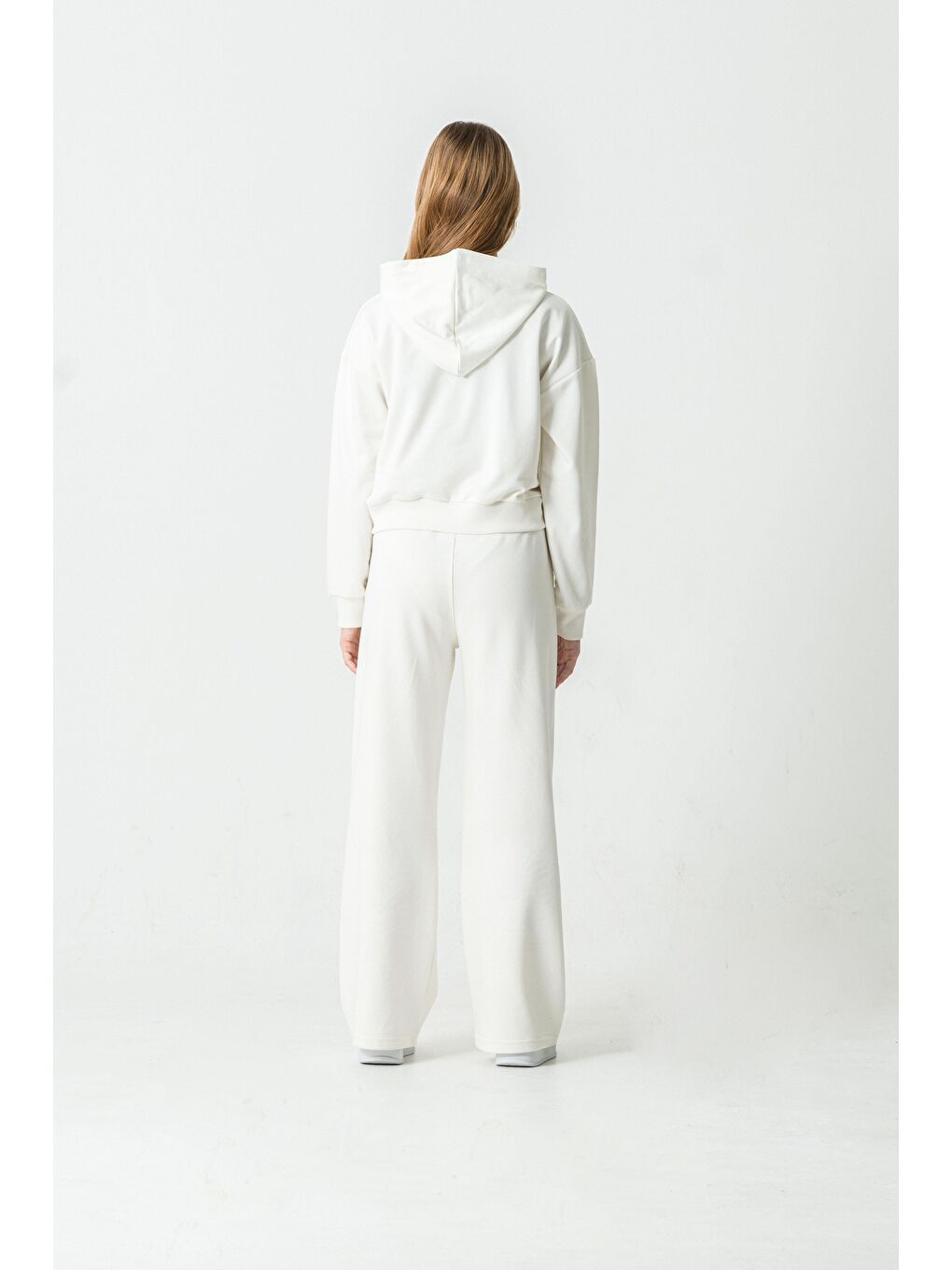 Beyaz Kapüşonlu Ön Ve Alt Aplikeli Nakışlı Kız Çocuk Eşofman Takımı-4