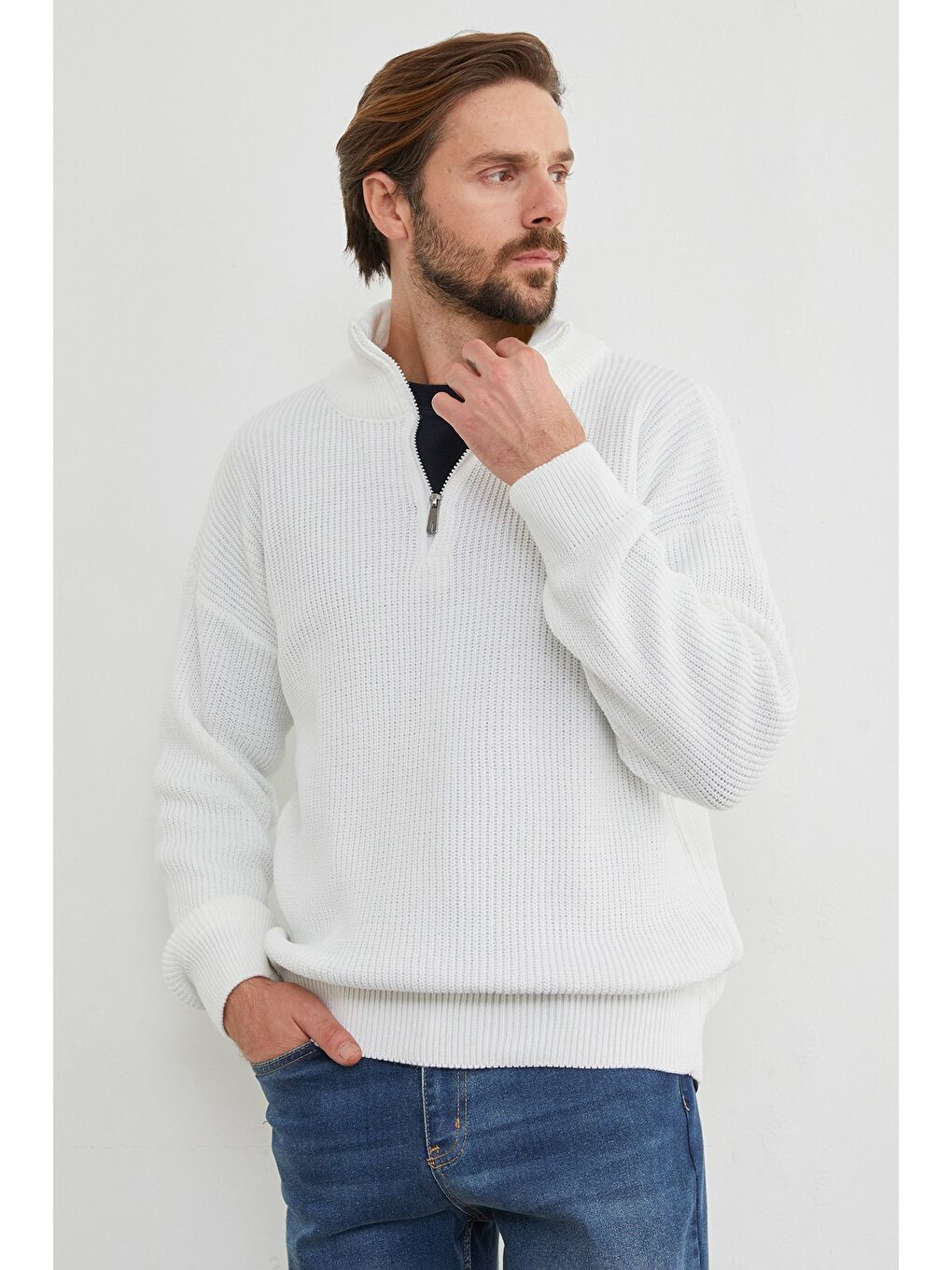 Beyaz Yarım Fermuarlı Dik Yaka Kazak-3