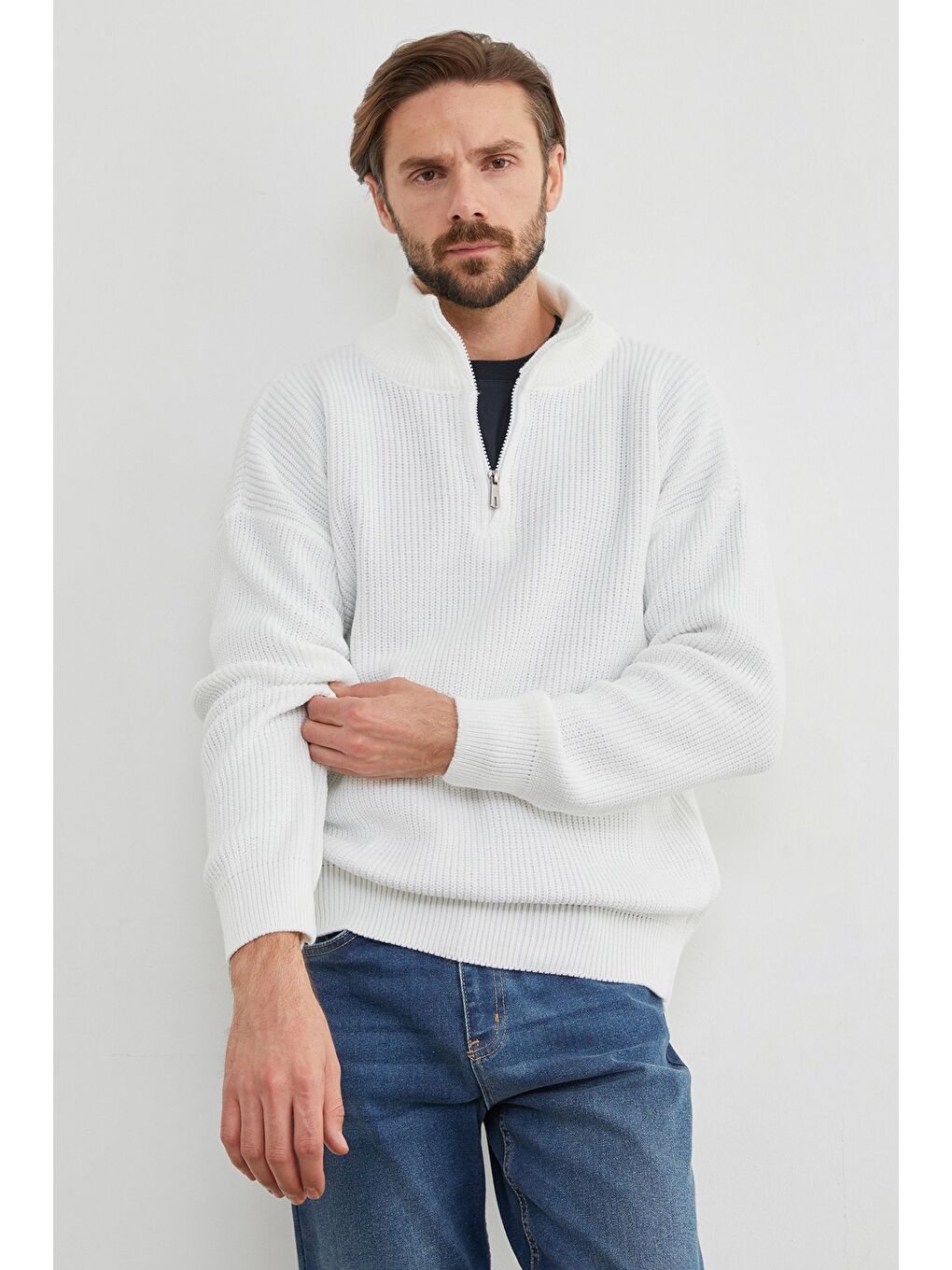 Beyaz Yarım Fermuarlı Dik Yaka Kazak-4