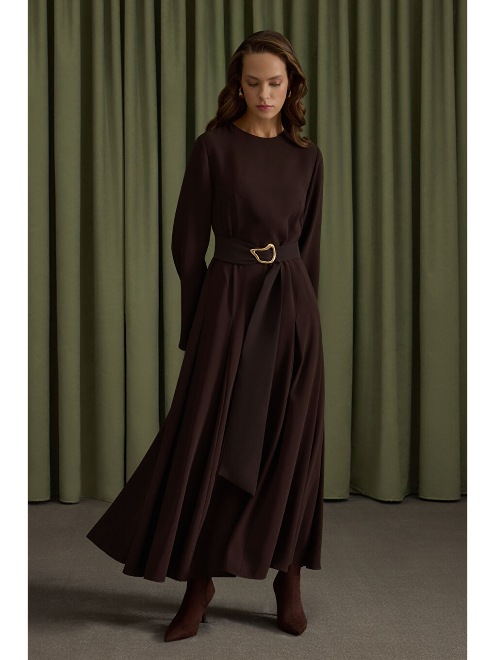 Kahverengi Metal Tokalı Krep Elbise-2